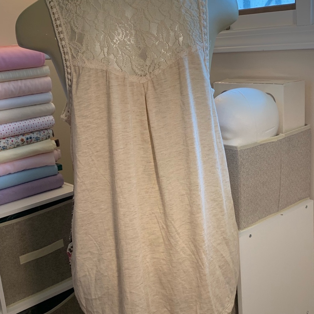Flowing patterned tank - Picture 2 of 3